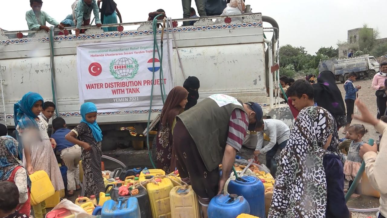 Sanaye Al Marouf Humanitarian Foundation distributes (356500 